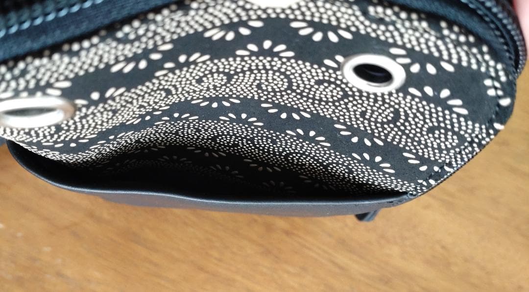 【新品・未使用】印傳屋 サコッシュ スマホポシェット 爪唐草