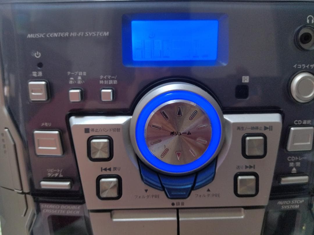 カセットテープ、レコード、3枚CDチェンジャー、USB、SDカード、AM/FM