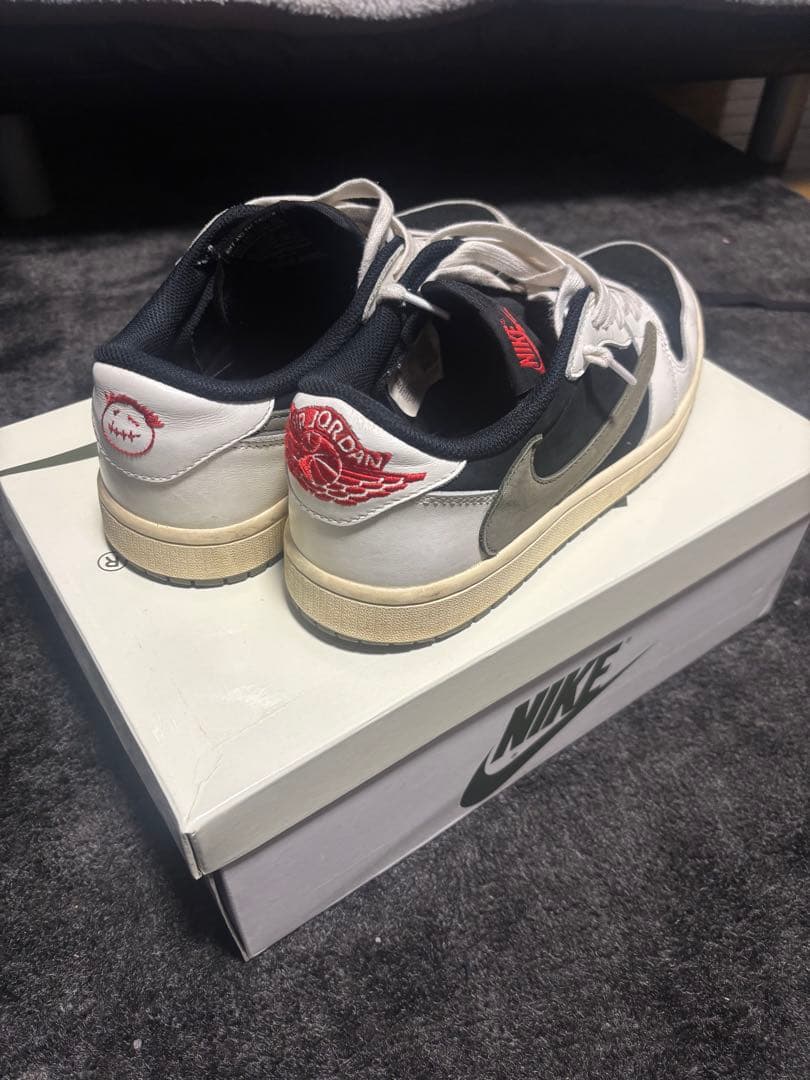 Travis Scott × Nike \"Medium Olive\"