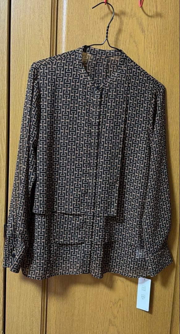 30th ANNIVERSARYモノグラムプリントシフォン バンドカラーブラウス