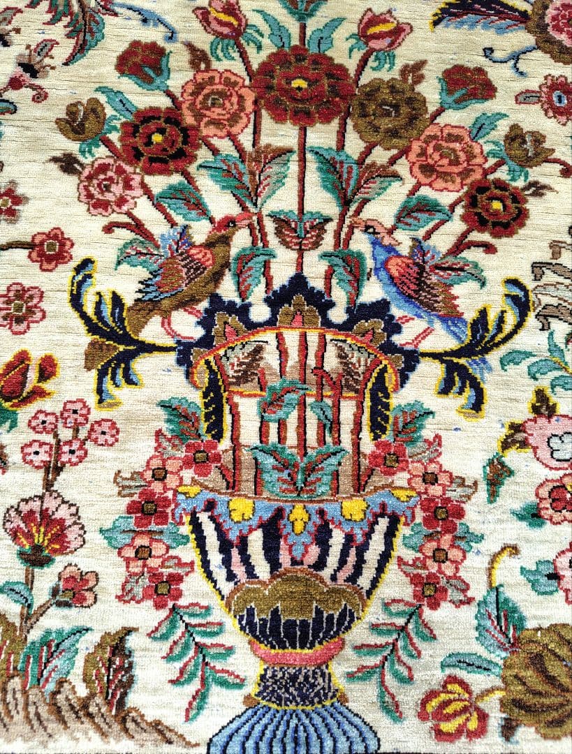 【勝利の美酒は甘い蜜】ペルシャ絨毯　シルク手織り　カラフルな鳥　青いゴブレット