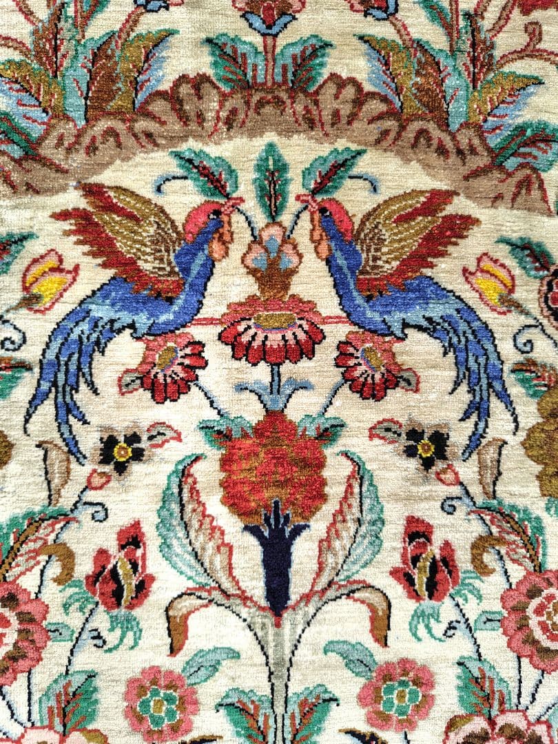 【勝利の美酒は甘い蜜】ペルシャ絨毯　シルク手織り　カラフルな鳥　青いゴブレット