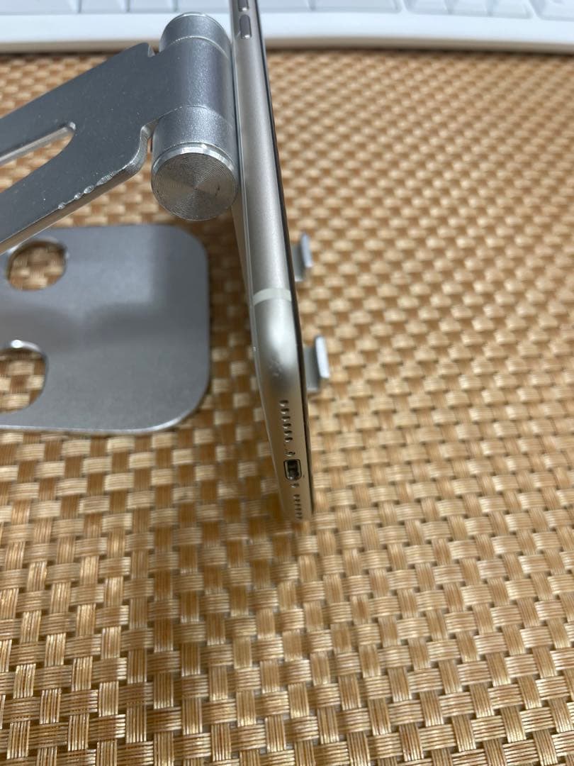 iPhone SE 第3世代 64 GB スターライトSIMフリー【3641】