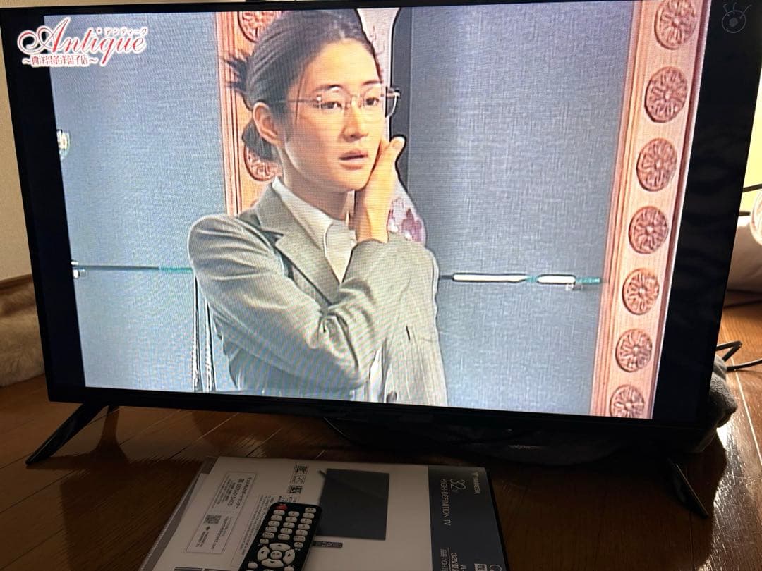 ヒロ‼️ Qriom テレビ本体 リモコン付き　ほぼ未使用