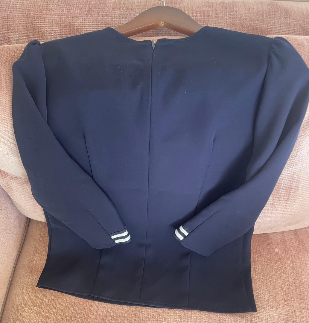 Borders at balcony ネイビーブラウス