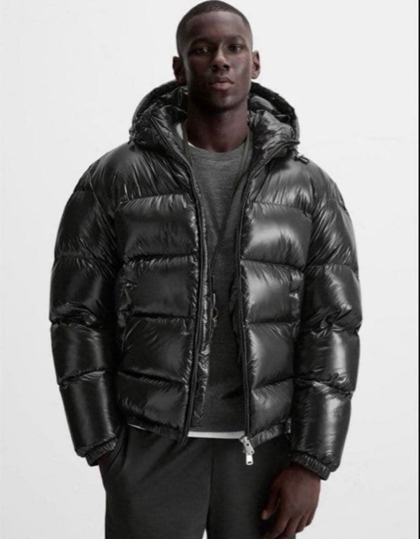 ZARA フード付き光沢ブラックダウンジャケット