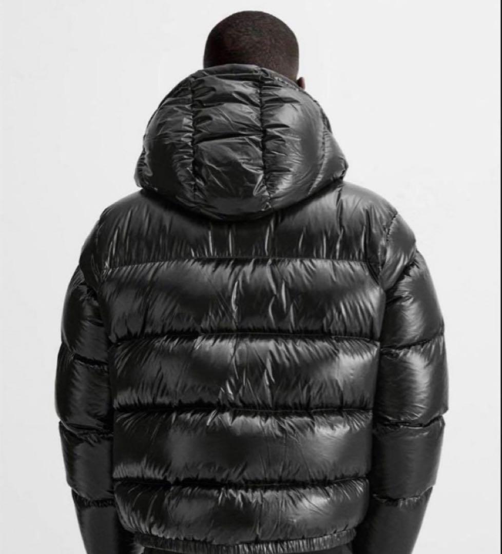 ZARA フード付き光沢ブラックダウンジャケット