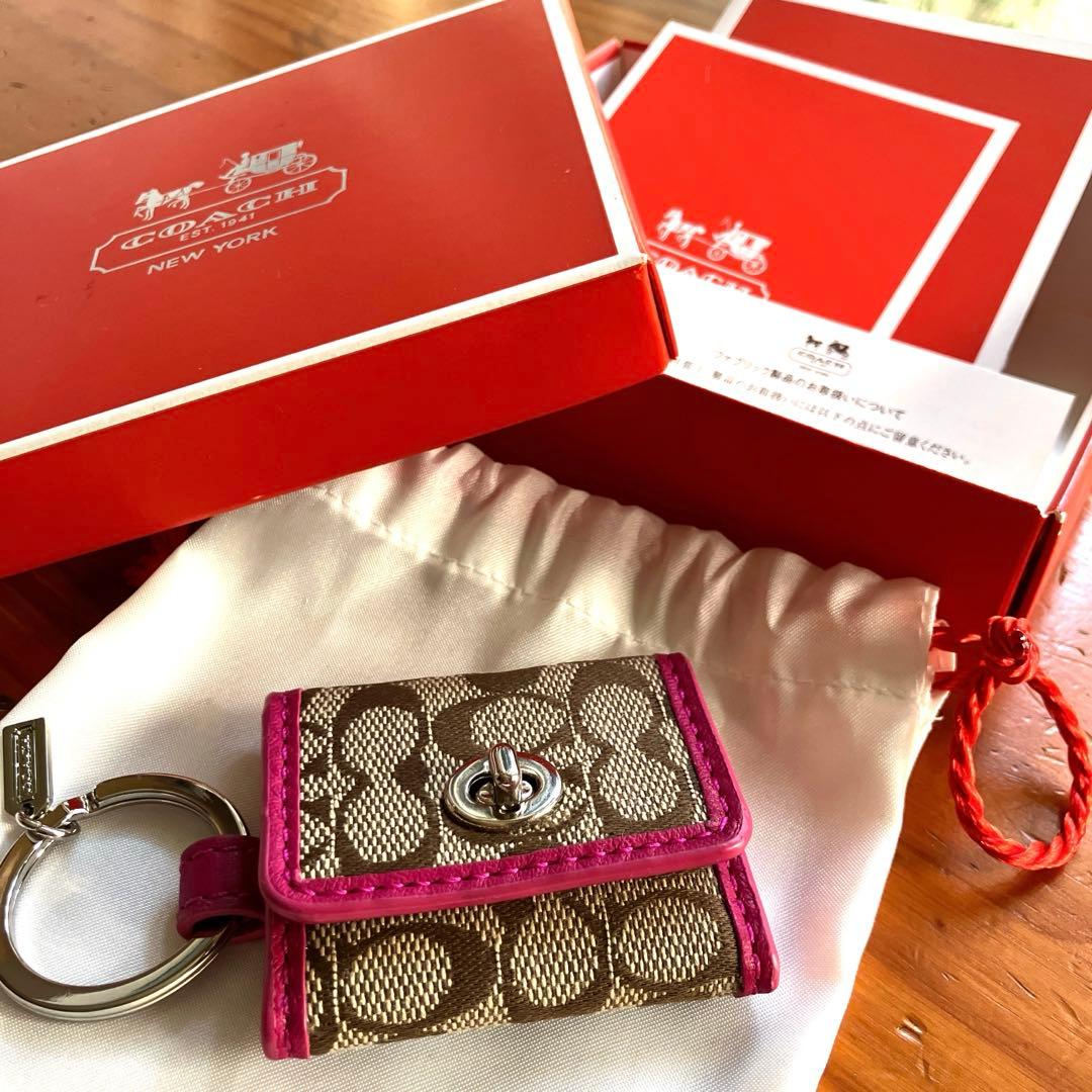COACH ロゴ入り　ベージュ ピンク レザーキーケース　写真入れ