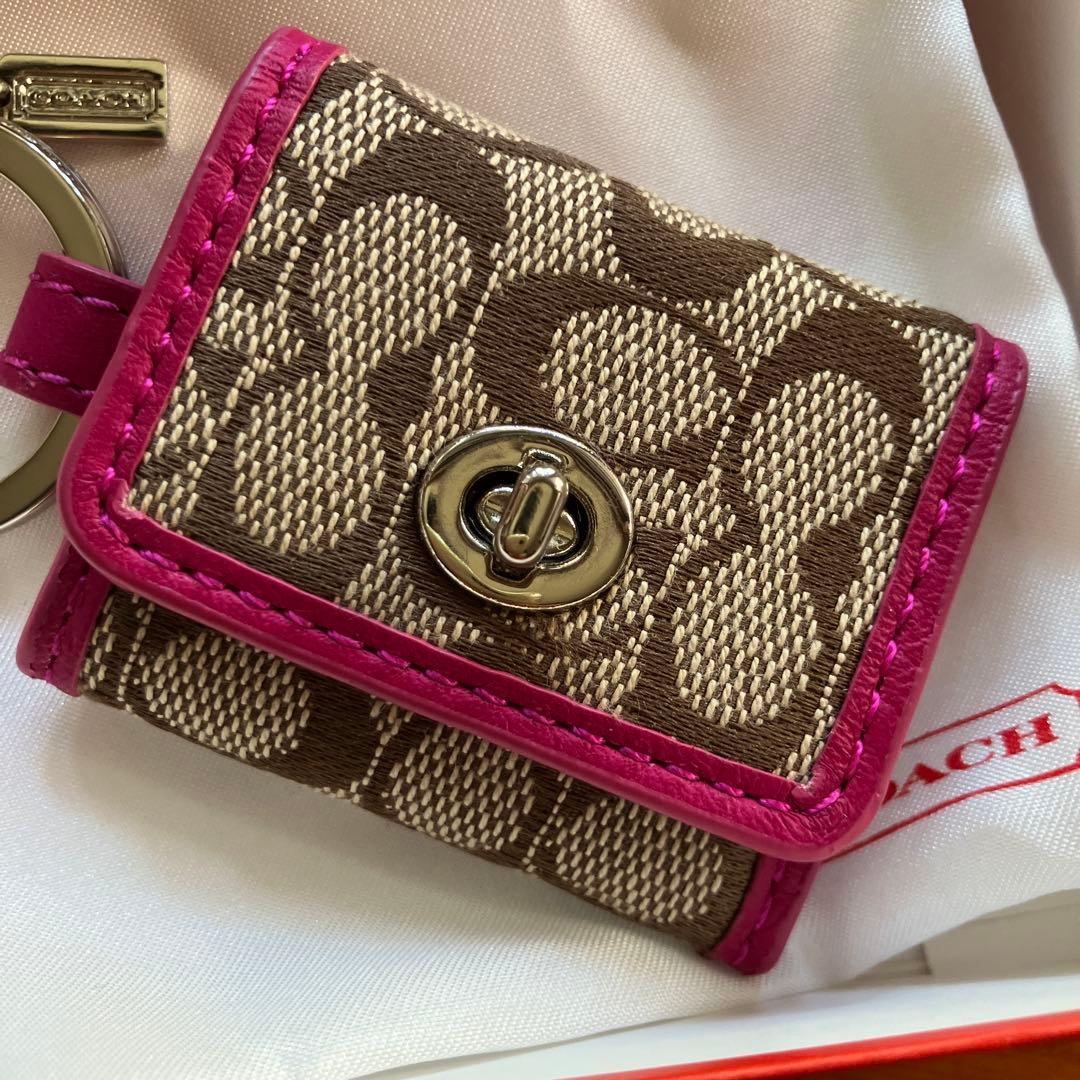 COACH ロゴ入り　ベージュ ピンク レザーキーケース　写真入れ