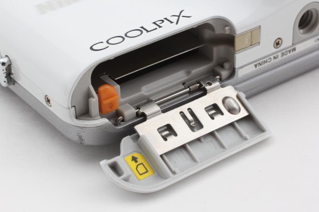 【美品】 Nikon COOLPIX S6600 ホワイト デジタルカメラ