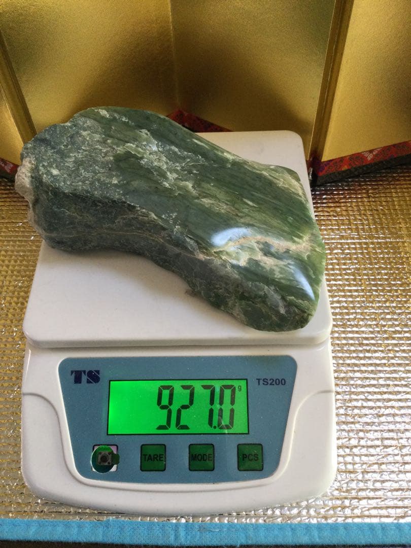 日高翡翠原石　宝石質　極上品　透過エメラルドグリーン