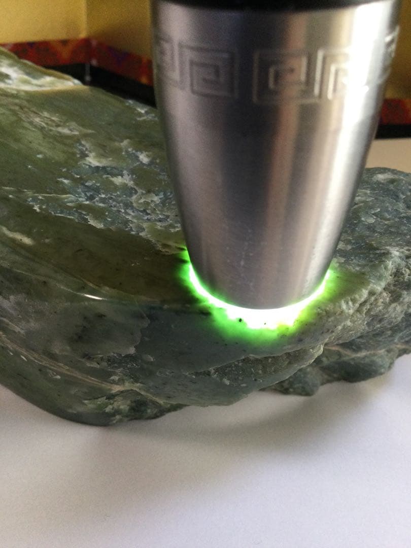 日高翡翠原石　宝石質　極上品　透過エメラルドグリーン