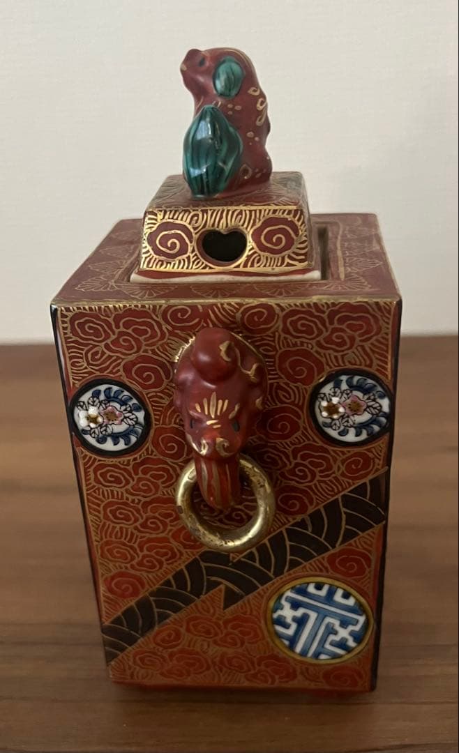 九谷焼 九谷庄三 赤絵獅子摘み角香炉 箱付き