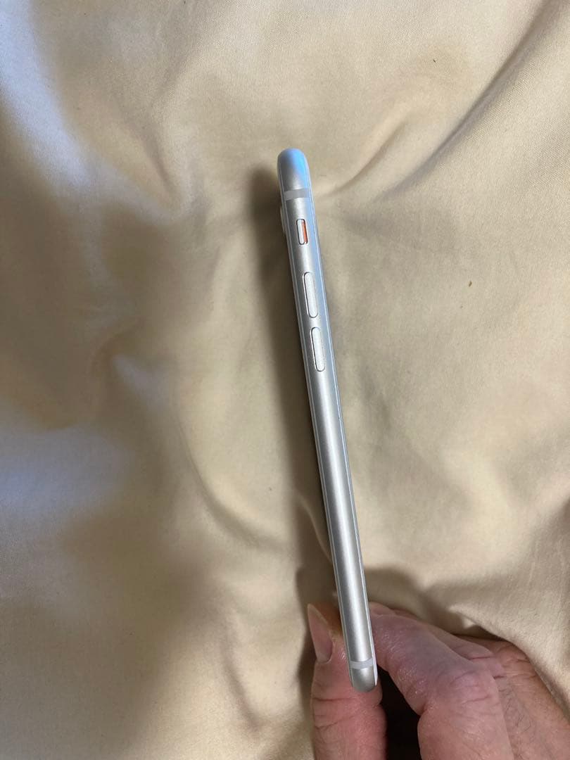 Apple iPhone 8 本体　64GB