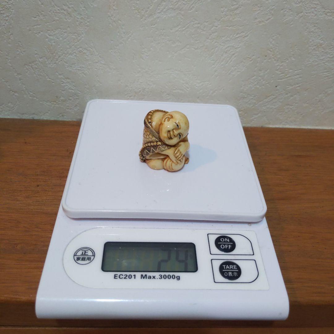 時代提物 人物根付 天然素材【首を傾げる小僧】高3.5cm 幅3cm 重さ24ｇ