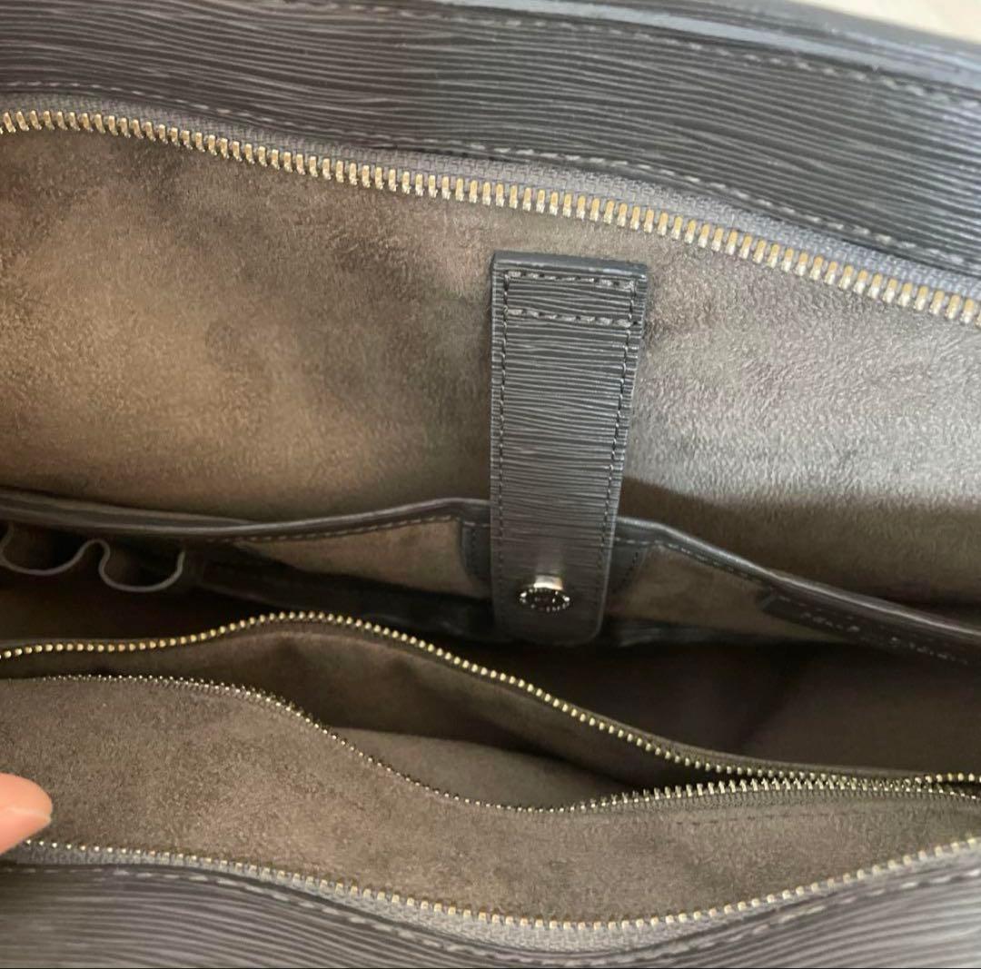 ペッレモルビダ　キャピターノ　グレー