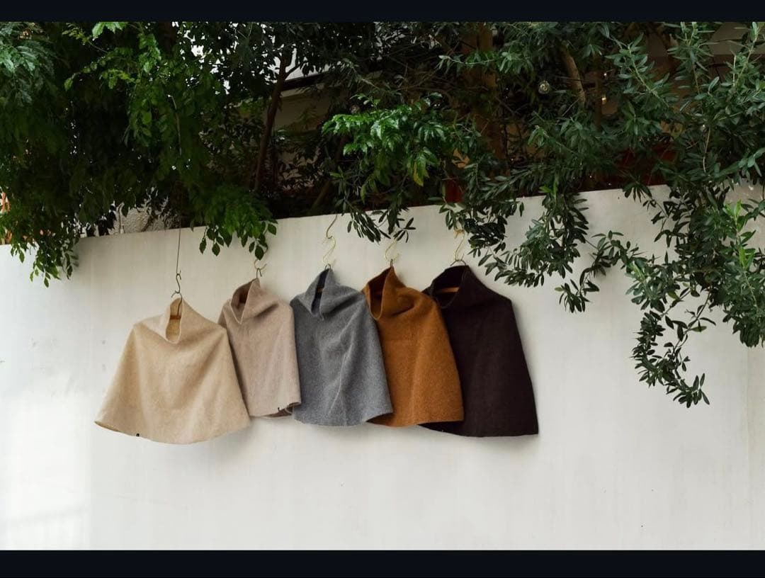 【美品】cecilie telle ハイネックポンチョ　ライトベージュ