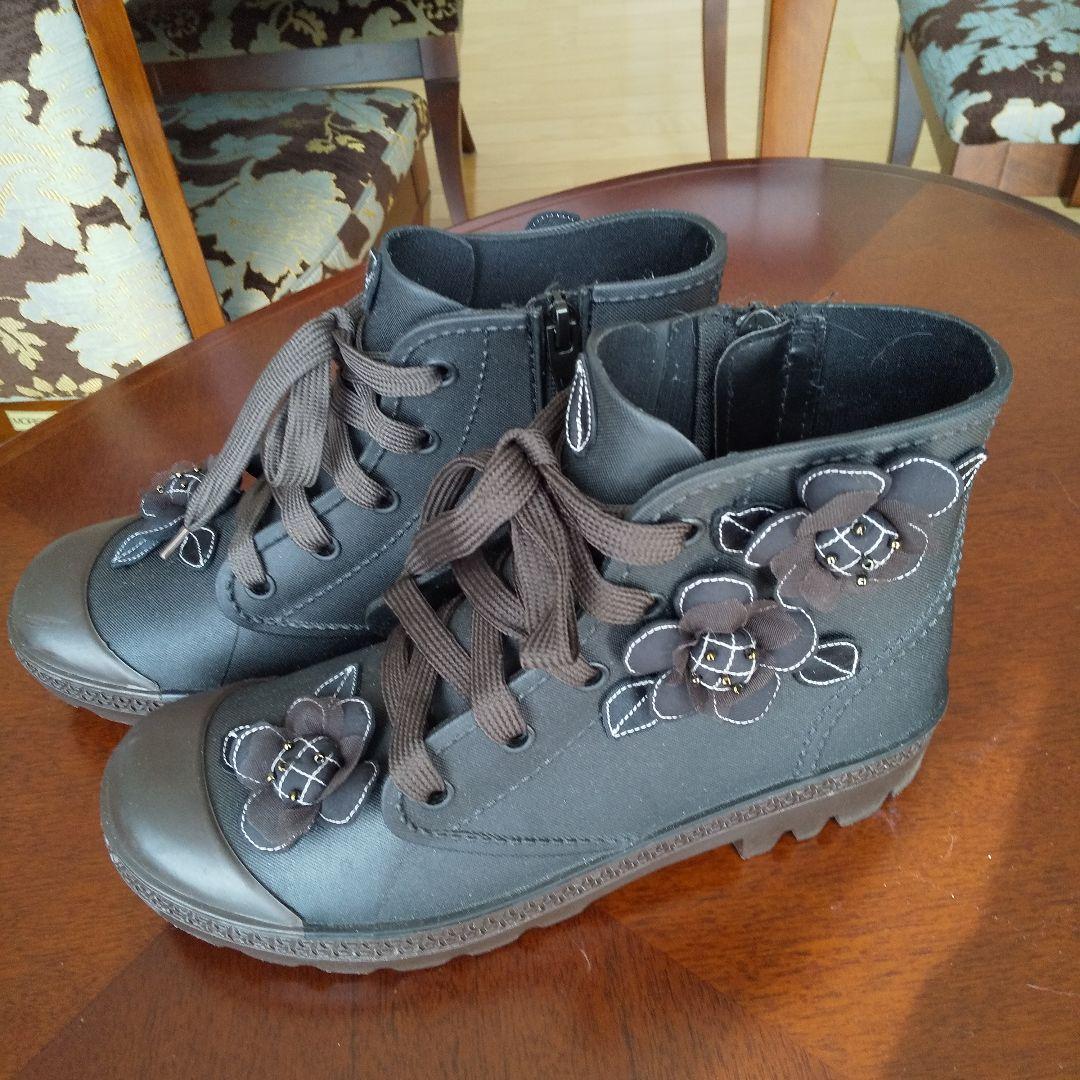 ベルパーチ　花装飾付き黒ハイカットレインシューズ　L