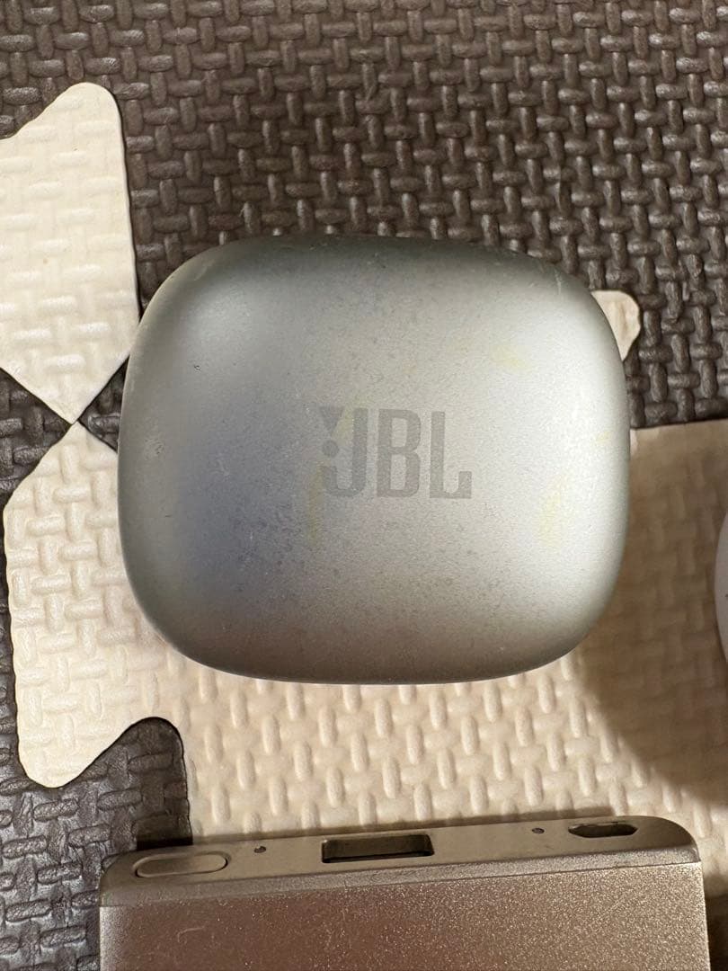 iPad本体とJBLスピーカー、イヤフォンセット