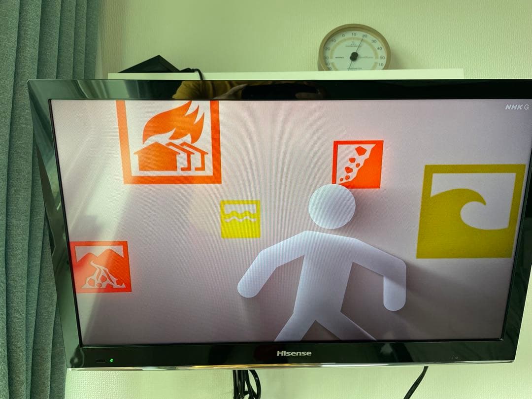 Hisense 24インチテレビとUSBハードディスクドライブ