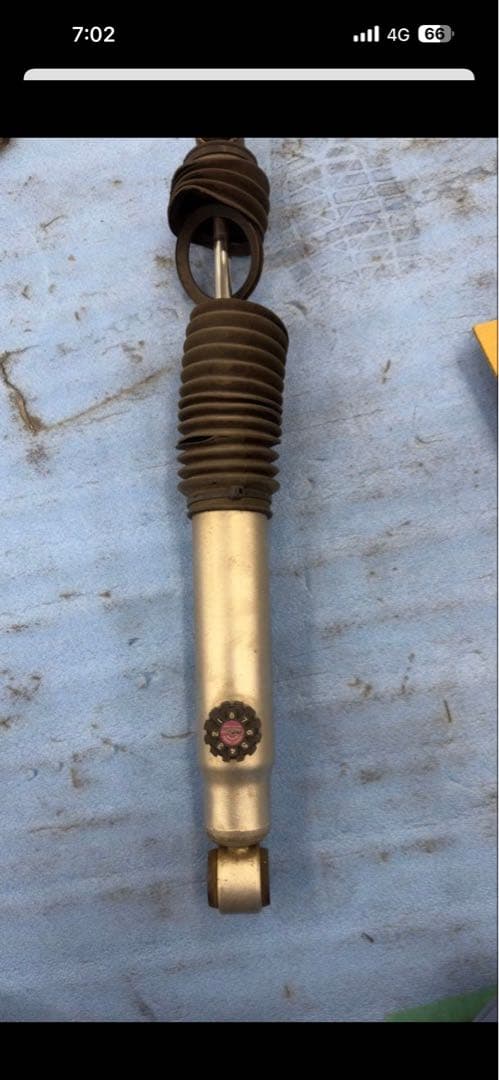 ハイエース200系　ショックアブソーバー　エムテクノ