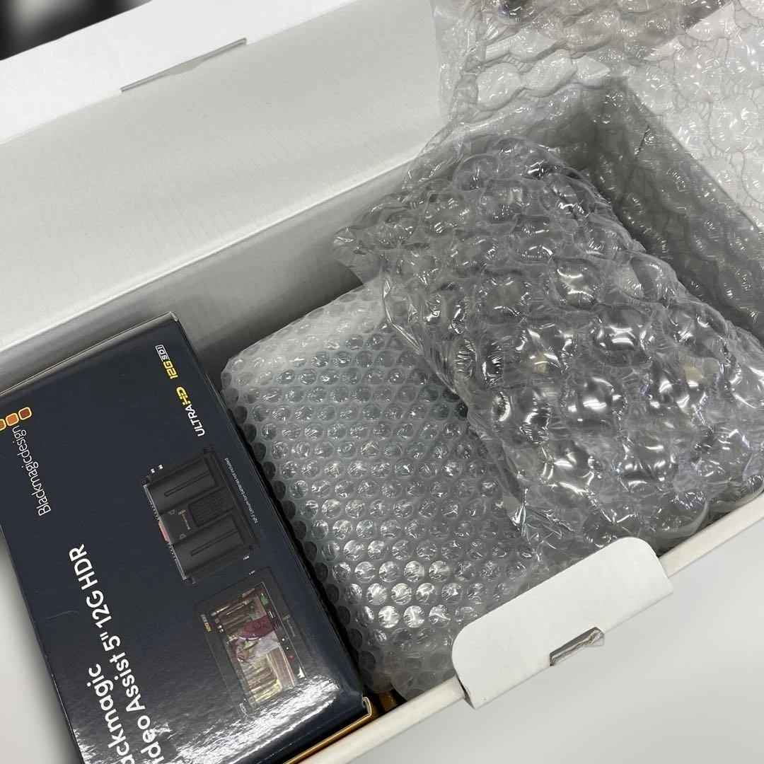 Blackmagic Video Assist 5\" 12G HDR と付属品