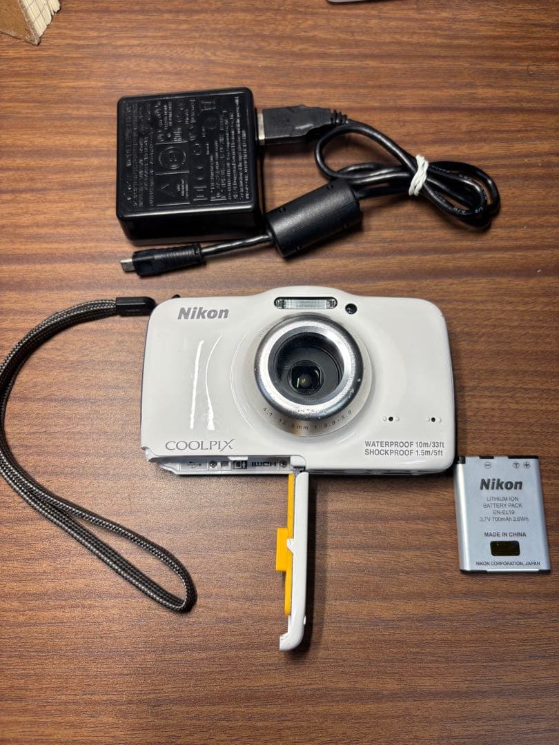 Nikon ニコン COOLPIX S32 デジカメ　クールピクス