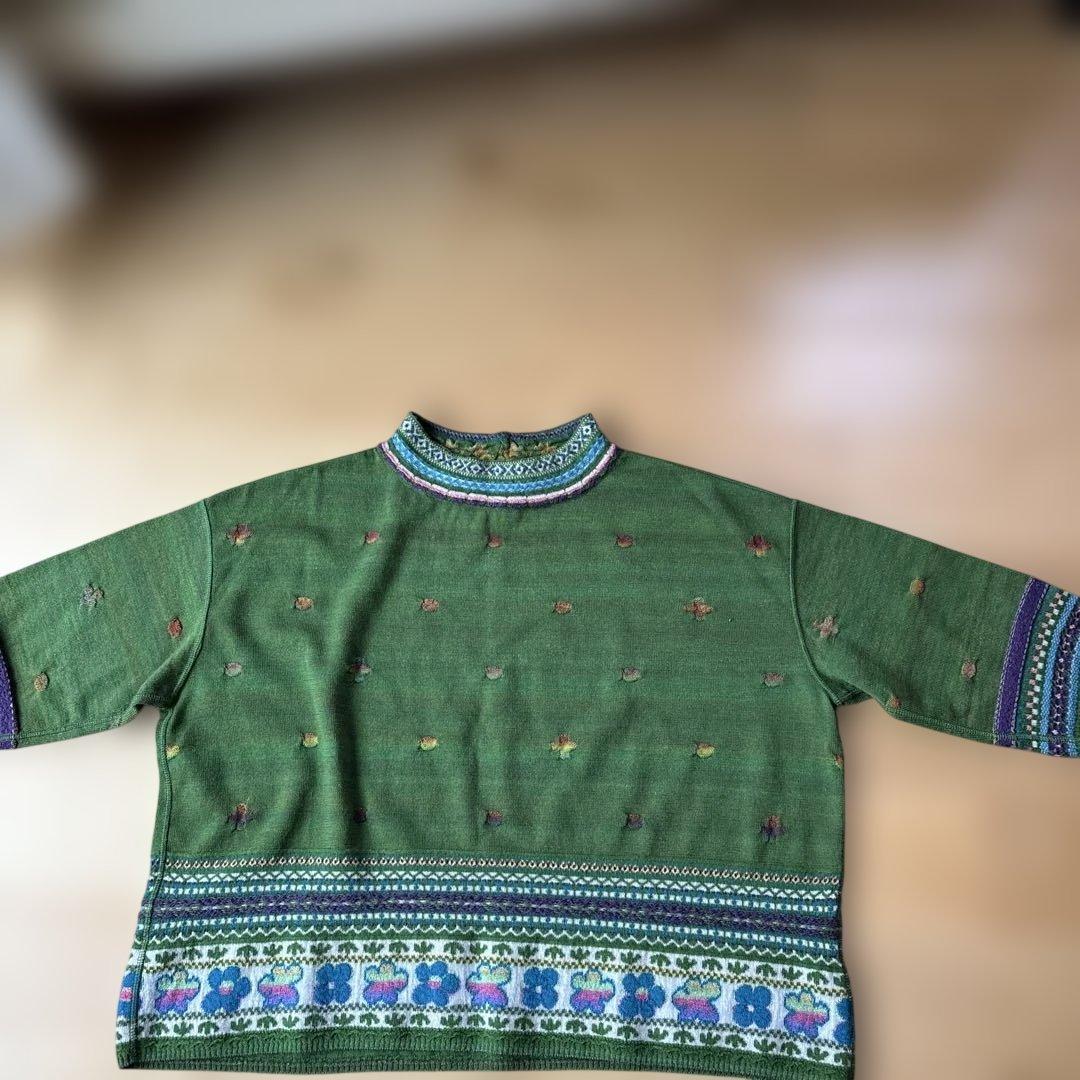 緑の刺繍入りニットセーター