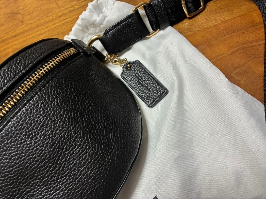 COACH ブラックレザーボディバッグ