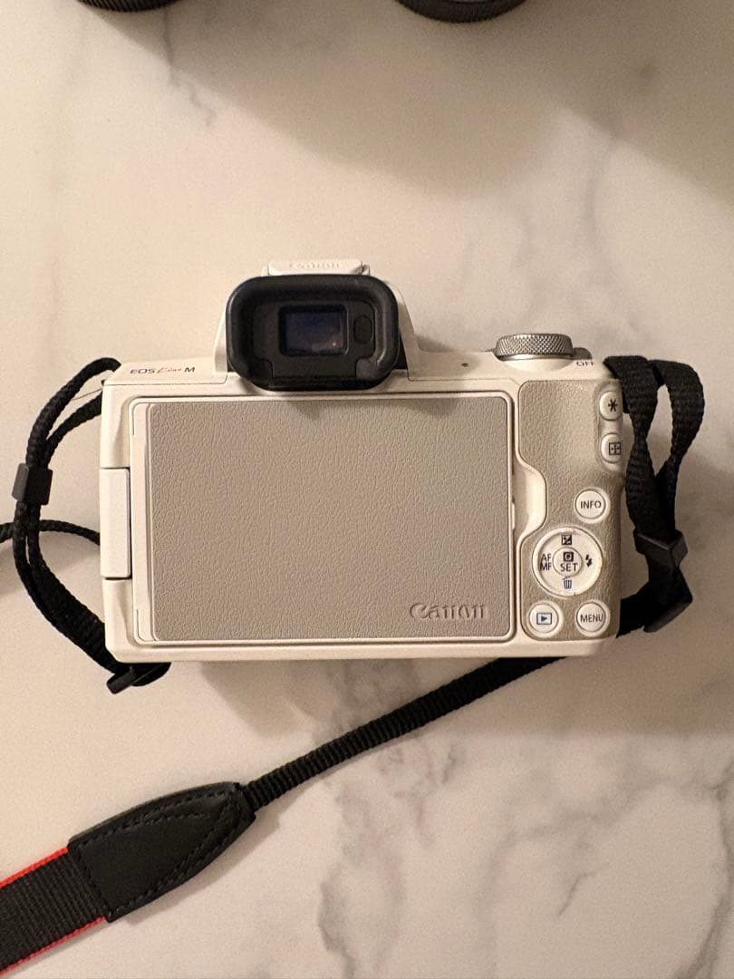 Canon EOS Kiss M ミラーレス一眼 本体とレンズ2本