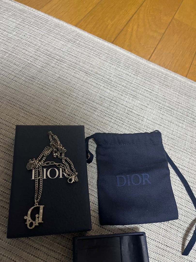 n　Dior シルバー ネックレス ロゴチャーム付き