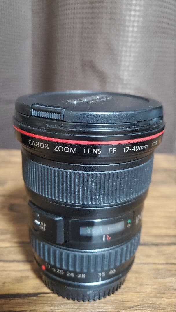 Canon EF 17-40mm f/4L フチにキズ有り