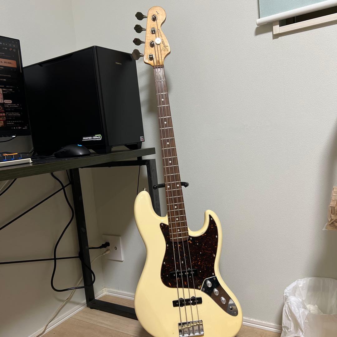 ベース Squier Jazz Bass