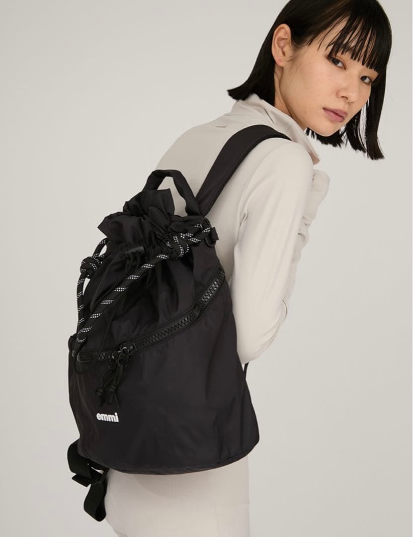 emmi エミ　撥水 emmiロゴマルチバックパック　黒