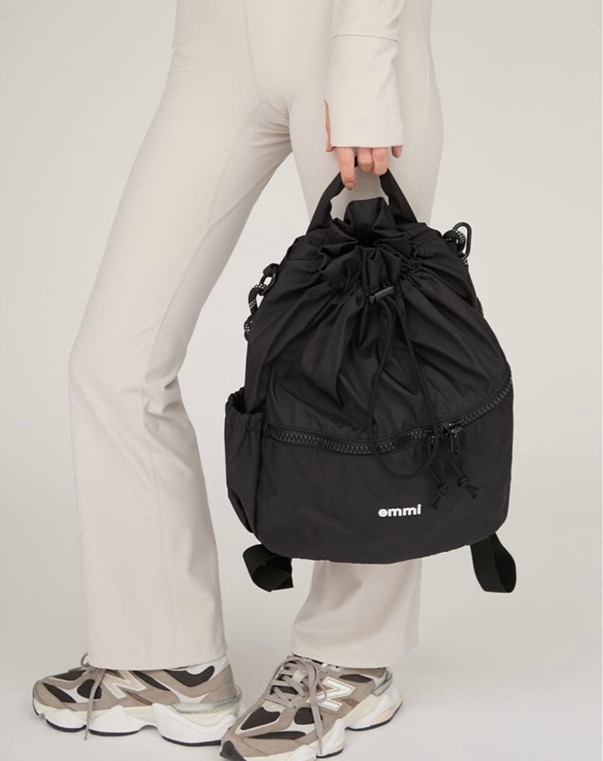 emmi エミ　撥水 emmiロゴマルチバックパック　黒