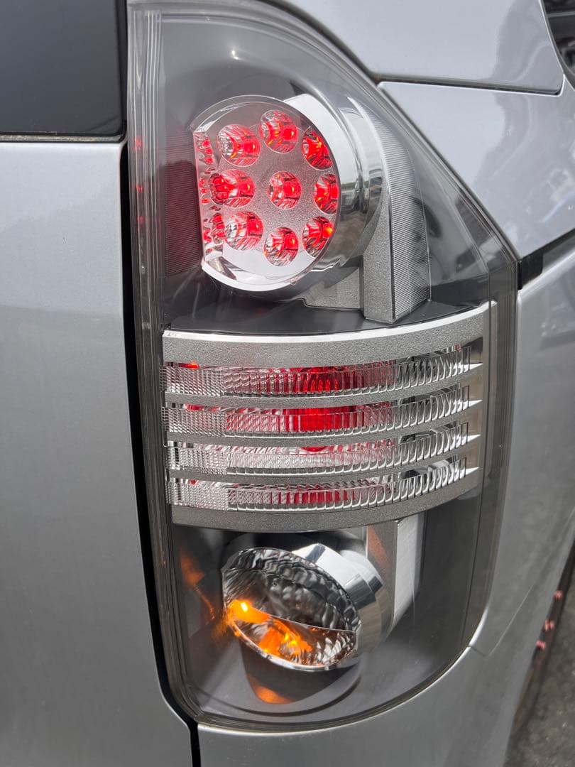 トヨタ ヴォクシーZRR70/ ZRR75 左右テールランプセット