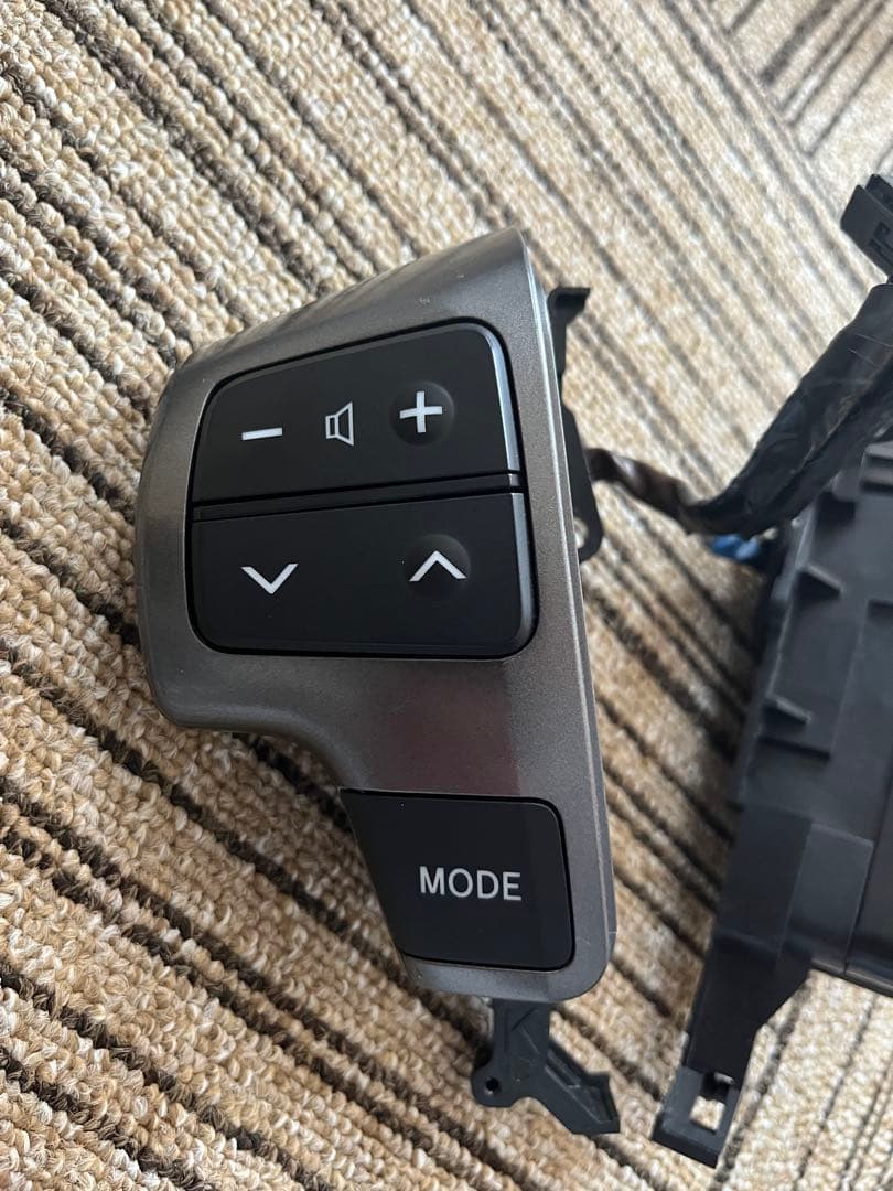 トヨタ ハイエー ステアリング コントロールボタン LED打ち替え済み