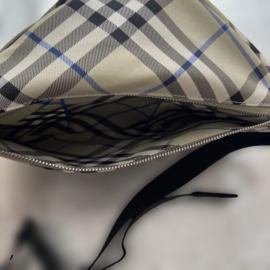 Burberry バーバリー　新品同様　ボディバック