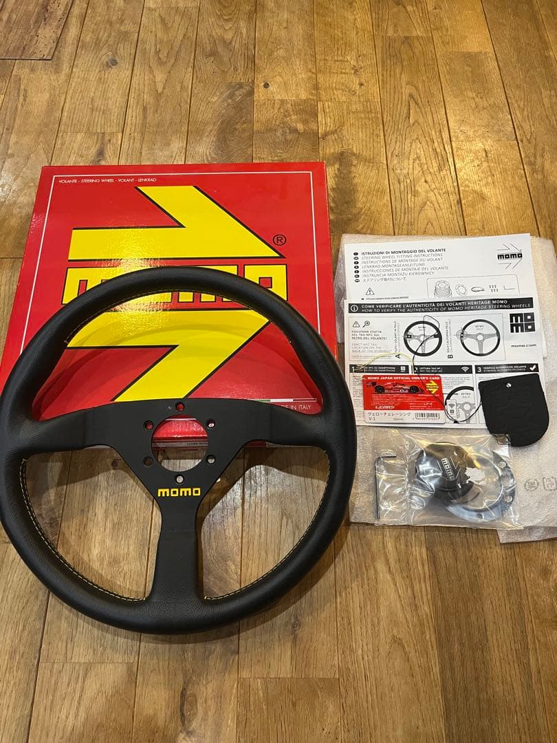 正規輸入品 MOMO ヴェローチェ 35φ BK/イエローステッチ