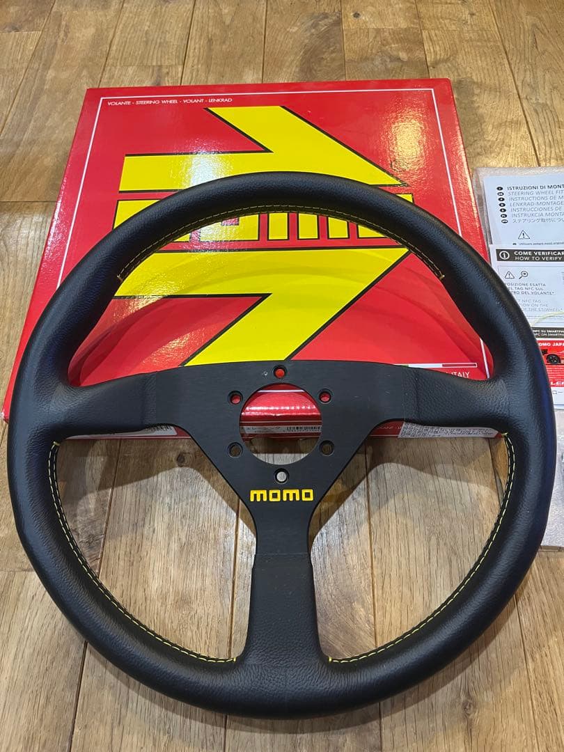 正規輸入品 MOMO ヴェローチェ 35φ BK/イエローステッチ