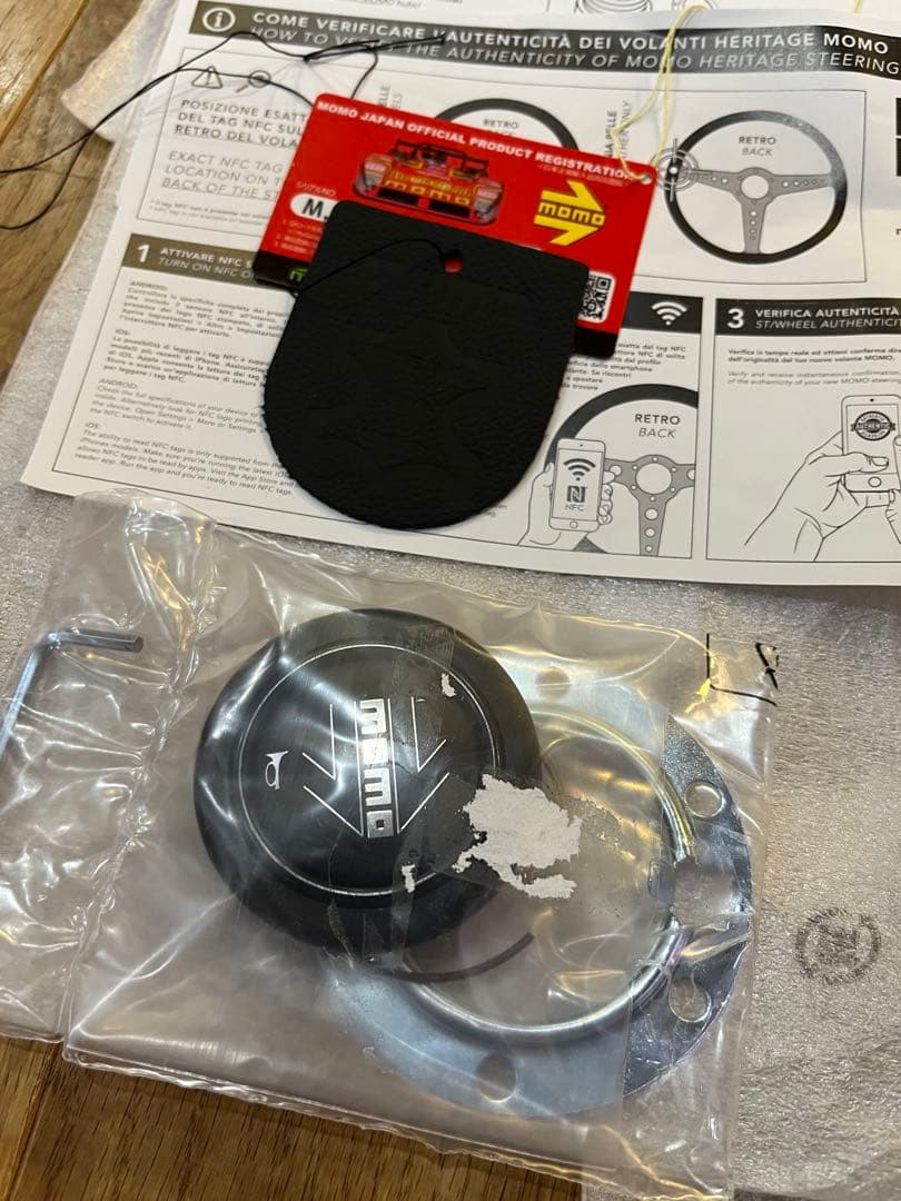 正規輸入品 MOMO ヴェローチェ 35φ BK/イエローステッチ