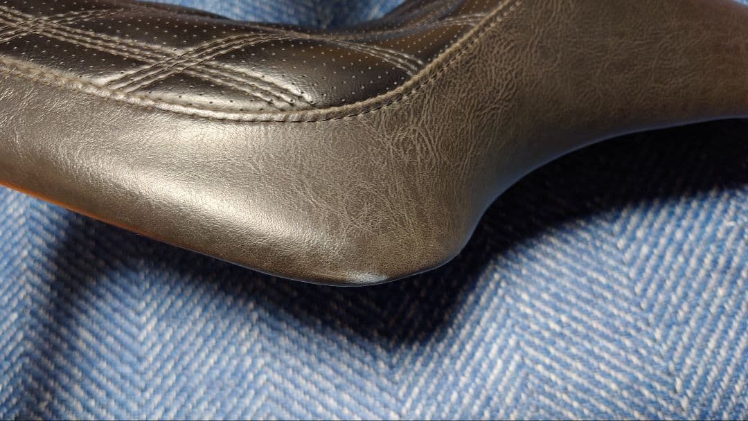 ハーレー　スポーツスター　シート　ローランドサンズデザイン