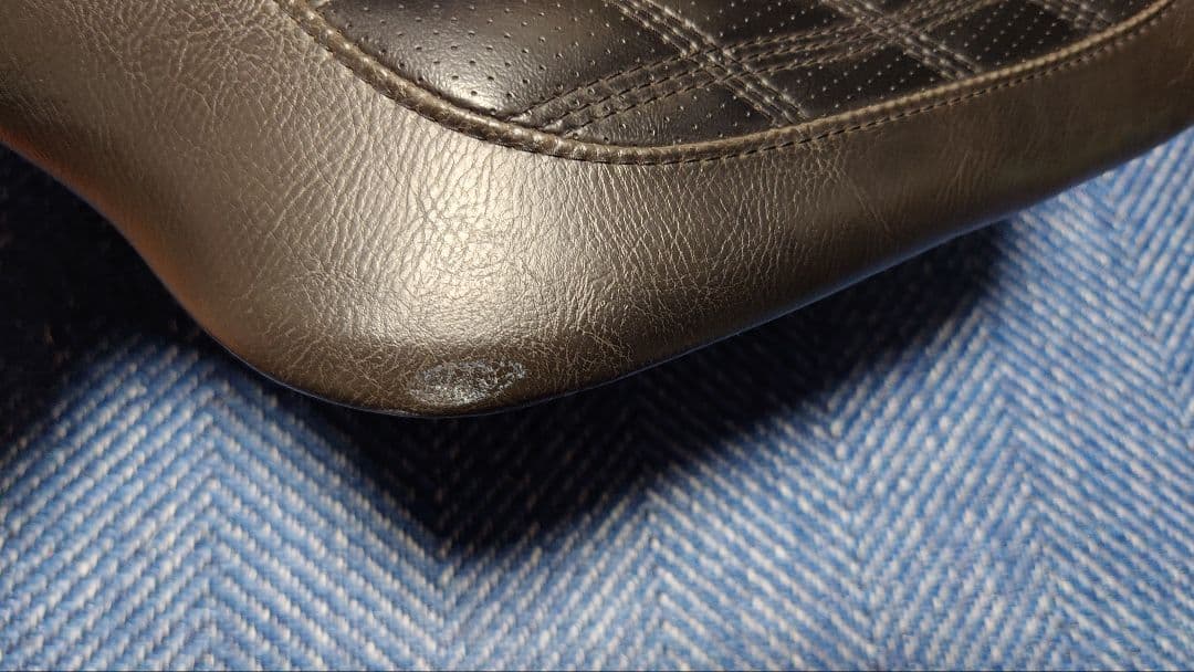 ハーレー　スポーツスター　シート　ローランドサンズデザイン