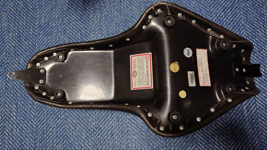 ハーレー　スポーツスター　シート　ローランドサンズデザイン