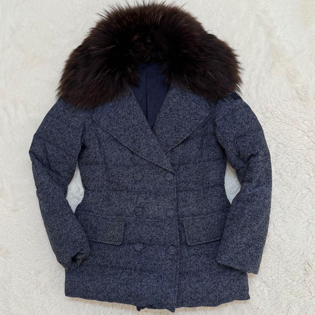 ラクーンファー●タトラスLIVIA ダウンコート 袖ロゴワッペン 裏地ロゴ総柄