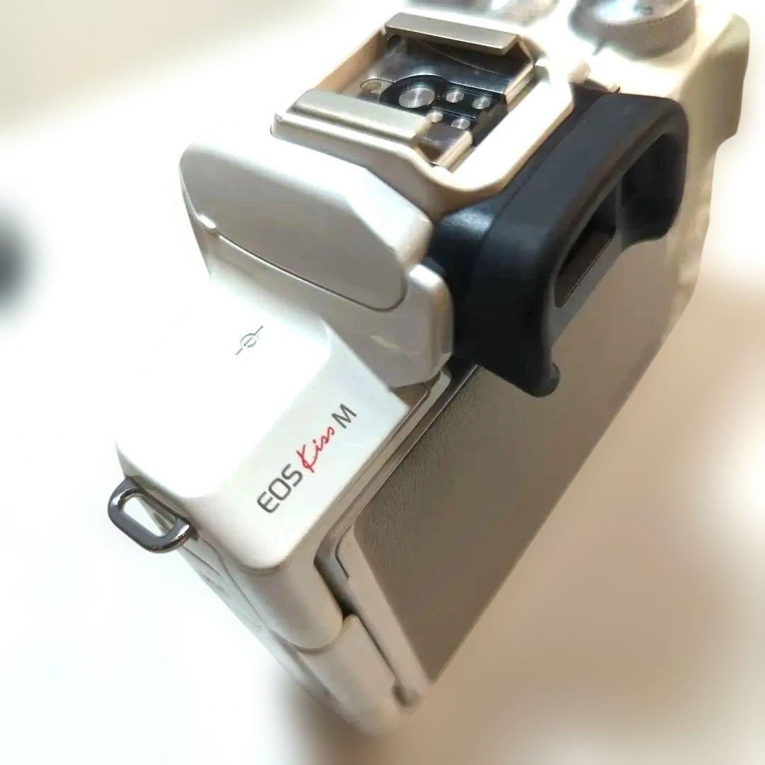 ♪Canon EOS kiss M ホワイト ミラーレスカメラ レンズ3本付き