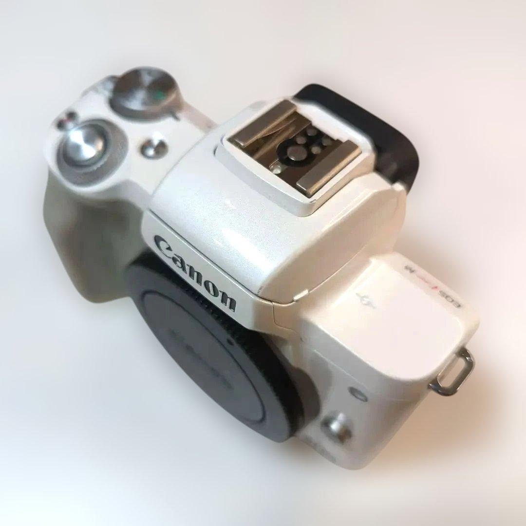 ♪Canon EOS kiss M ホワイト ミラーレスカメラ レンズ3本付き