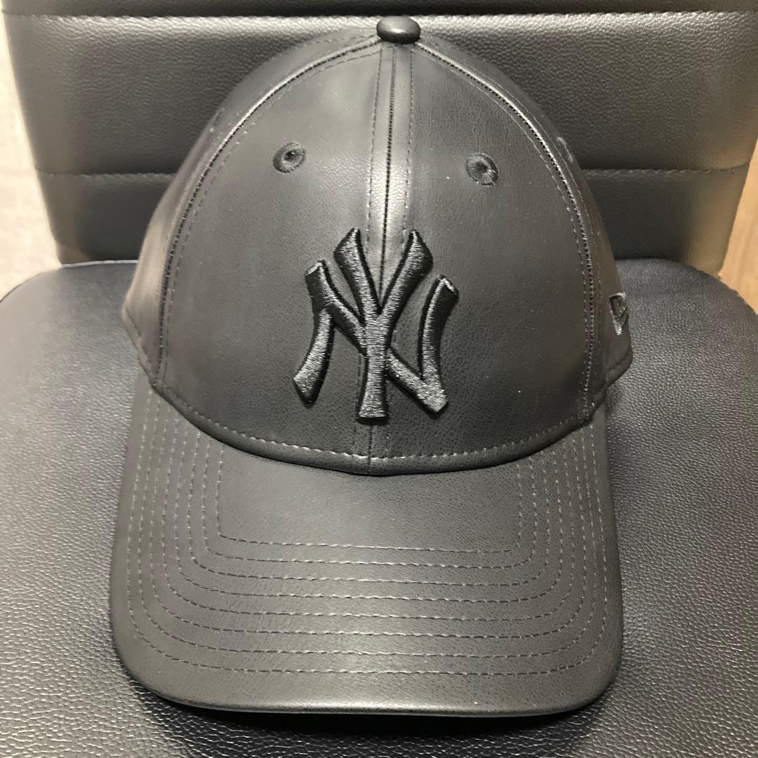 セール中　NEW ERA ニューエラ　キャップ　 黒x黒　レザー調　9FORTY