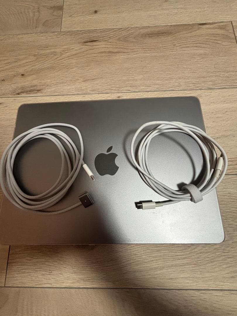 MacBook M2 2022本体とケーブル2つ