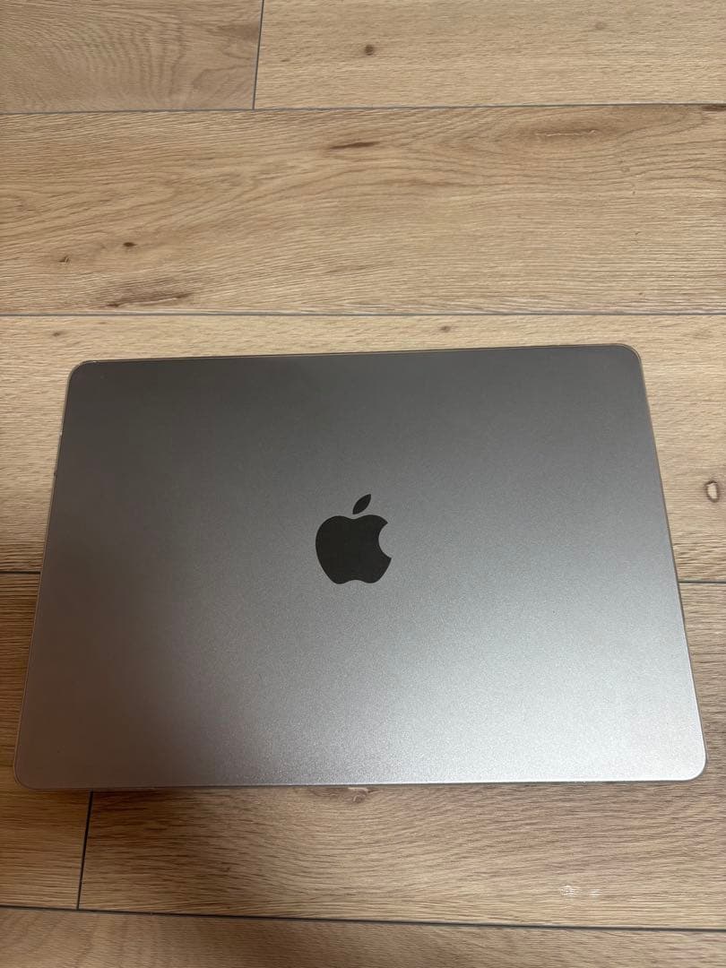 MacBook M2 2022本体とケーブル2つ